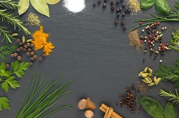 Bunter Mix an Küchenkräutern und Gewürzen auf Schiefertplatte