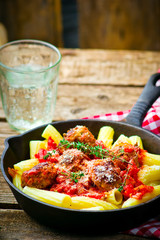 meat balls in tomato sauce wirh pasta.