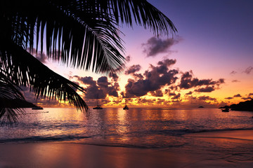 Beau coucher de soleil sur la plage des Seychelles