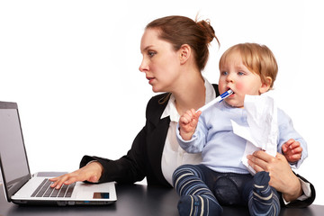 Mutter und Kind bei der Arbeit Serienbild 7
