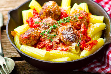 meat balls in tomato sauce wirh pasta.