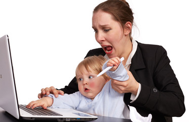 Mutter und Kind bei der Arbeit Serienbild 17