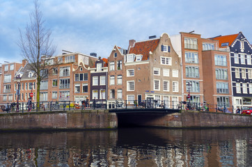 Fototapeta na wymiar Amsterdam canal and building