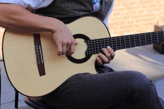 chitarra strumento musicale a corde
