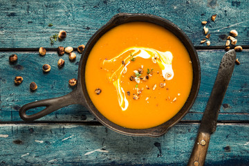 Kürbissuppe mit Messer