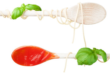 Kochlöffel parallel mit Tomatensoße - weiß