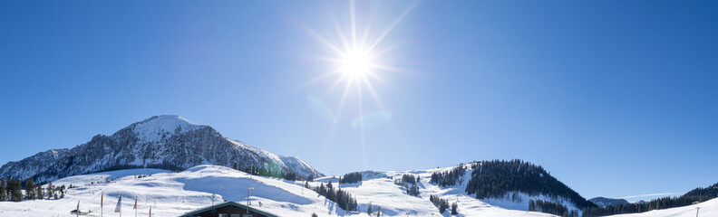 Winterlandschaft mit Sonne in der Mitte