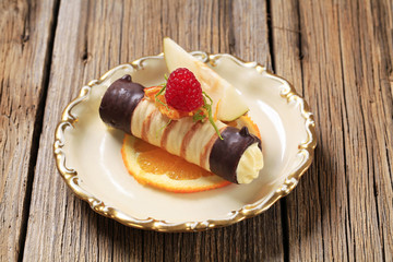 Cream filled wafer roll