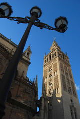 Fototapeta na wymiar Farola y Giralda, Sevilla, Andalucía