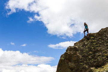 Ragazza sulla vetta della montagna