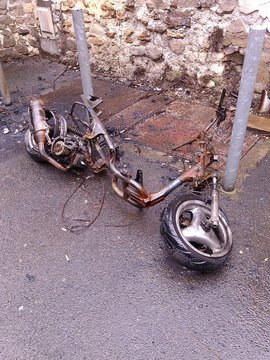 Mobilette brul&eacute;e