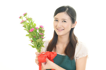 花束を持つ女性