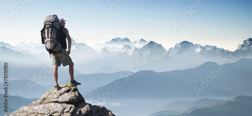 Туристка на вершине горы без смс