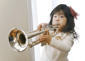 トランペットを吹く女の子