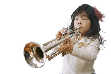 トランペットを吹く女の子