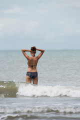 jolie jeune fille à la plage - Pacifique Costa Rica