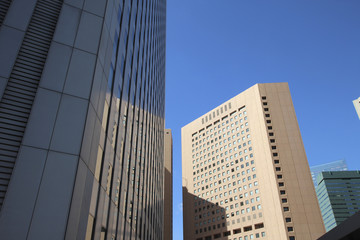 Obraz premium 雲のない快晴なビル郡