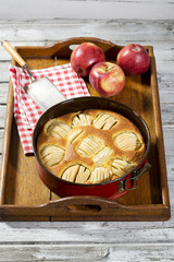 Backform mit Apfelkuchen auf Tablett