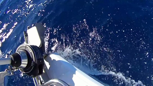 Segeljacht Bug in Slow Motion von oben