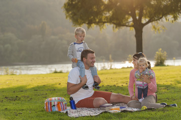 Fototapeta premium Deutschland, Leutesdorf, Familie beim Picknick