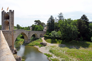 Fototapeta na wymiar Brücke Vell und Fluss Fluvia in Besalu