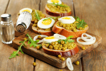 Sandwiches with green peas paste and boiled egg with onion