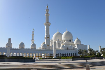 Fototapeta na wymiar Grand mosque clear blue sky in Abu Dhabi