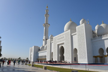 Fototapeta na wymiar View on the grand mosque in Abu Dhabi