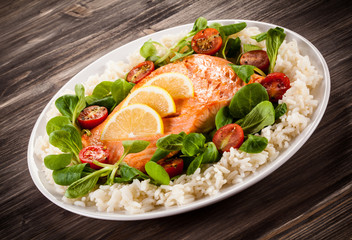 Roasted salmon, white rice and vegetables