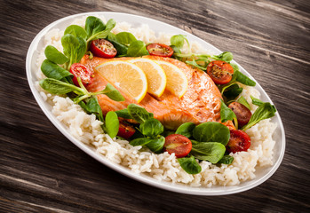 Roasted salmon, white rice and vegetables