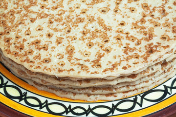 Crêpes sur plat à décor breton sur fond blanc