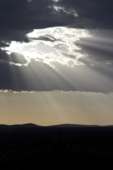 Wolkenaufriss am Horizont