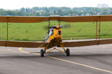 Light aircraft since World War II steers the aerodrome