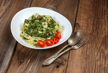 Spaghetti with spinach and bacon.