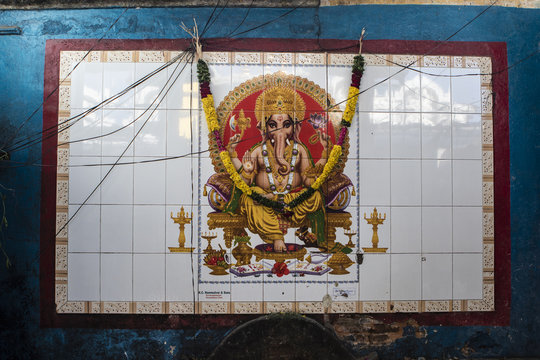 Picture of Godess Ganesha inside of the Arulmigu Manakula Vinayagar temple (Ganesha temple) in Puducherry, Tamil Nadu, South India 