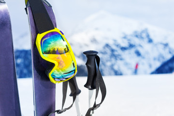 Naklejka premium Ski equipment with skies mask and polles