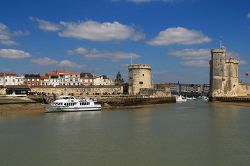 Obraz premium Średniowieczne wieże La Rochelle we Francji