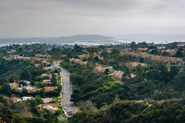 Obraz premium View of houses in the hills of La Jolla, from Mount Soledad, in