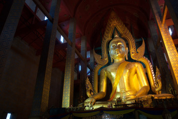Obraz premium The famous large sitting Buddha in Thai Temple.