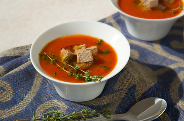 Tomato cream soup with tuna and thyme