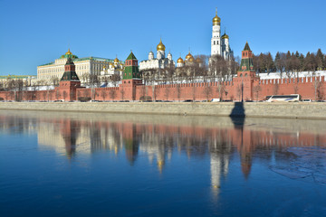 Obraz premium Kremlin embankment, wall and churches of the Kremlin.