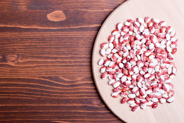 Fototapeta na wymiar raw speckled beans on board diet food