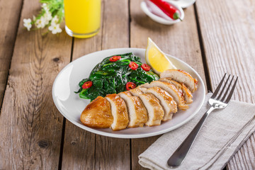grilled chicken breast with spinach and peppers