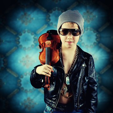 junger Musiker mit Instrument