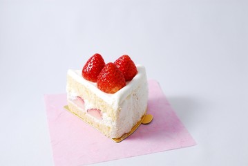 ピンク色の和紙にのったイチゴのケーキ