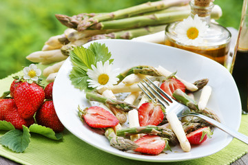 Spargelsalat mit Erdbeeren, copy space
