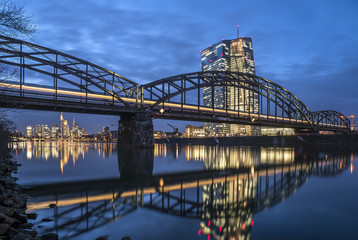 Deutschherrnbrücke mit Skyline und Neubau der EZB
