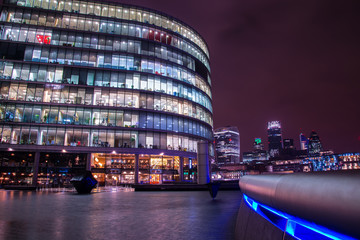 Obraz premium London modern finance district in downtown iluminated at night.