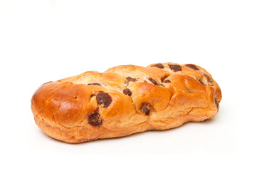 brioche aux pépites de chocolat sur fond blanc 