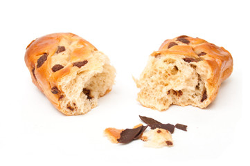 brioche aux pépites de chocolat sur fond blanc 